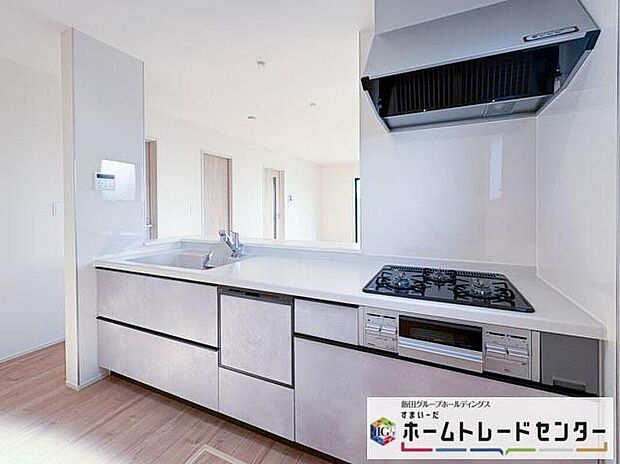 【キッチン】◆人気の対面式キッチン。お食事の準備をしながらでもご家族とのコミュニケーションを楽しめます♪ぜひご見学の際にはキッチンに立ち、生活をイメージしてください。