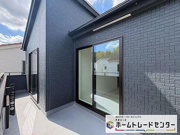 【バルコニー】◆南向きのバルコニーの前には雲以外に太陽を遮るものがありません。お洗濯物も乾きやすく、何より明るく気持ちのいい光が入ってきます。