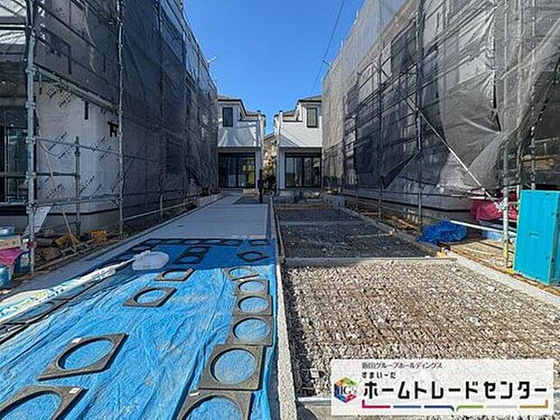 【前面道路含む現地写真】◆資料送付・ご見学即対応！建物完成しておりますので、室内ご内覧いただけます♪ご不明点等、スタッフがしっかりと説明させていただきますので、安心して現地をご覧ください♪