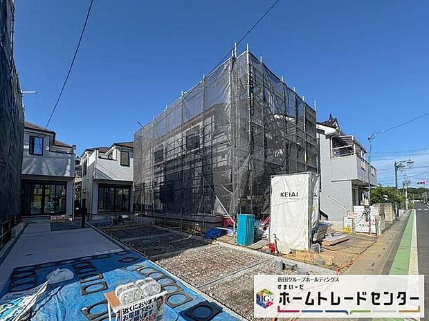 【前面道路含む現地写真】◆平日・お仕事帰りなど、いつでもご案内させていただきます！デザイン・目に見える設備面も大切ですが、耐震構造で地震に強い家の為、次代へ繋ぐ強固な住宅です。