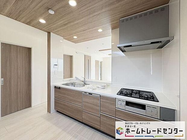 【キッチン】◆人気の対面式キッチン。お食事の準備をしながらでもご家族とのコミュニケーションを楽しめます♪ぜひご見学の際にはキッチンに立ち、生活をイメージしてください。