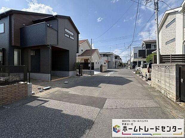 【前面道路含む現地写真】◆平日・お仕事帰りなど、いつでもご案内させていただきます！デザイン・目に見える設備面も大切ですが、耐震構造で地震に強い家の為、次代へ繋ぐ強固な住宅です。