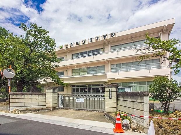 上尾市立西中学校(約210m)