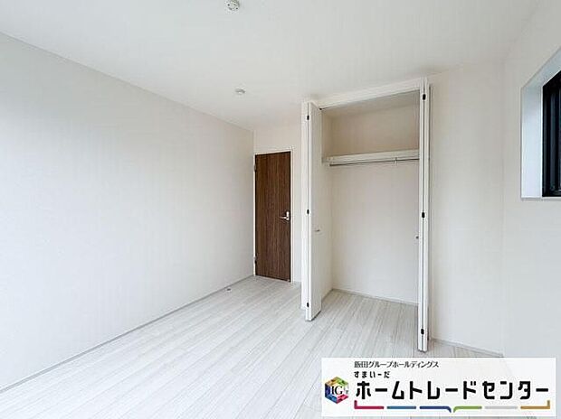 【リビング以外の居室】◆2階の各居室にはそれぞれ収納を完備！しっかりとした容量のスペースを確保しているので、お部屋は美しい空間を保てますね♪