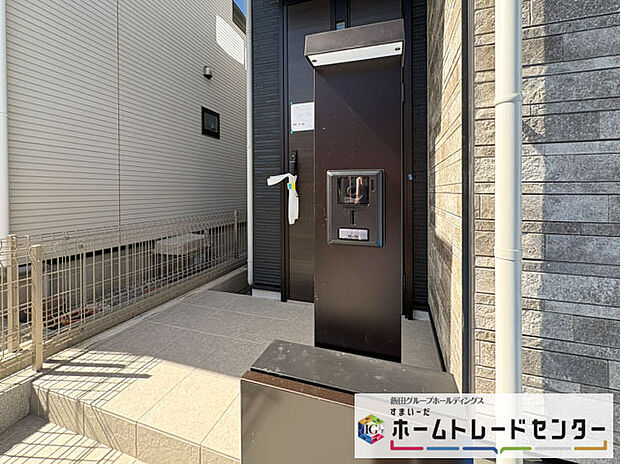 【玄関】◆TVモニター付きインターホンはカラーモニターで来訪者もひとめで分かります♪留守の間の来訪者が確認できる嬉しい録画機能付き！お子様が一人で留守番の間も安心です。