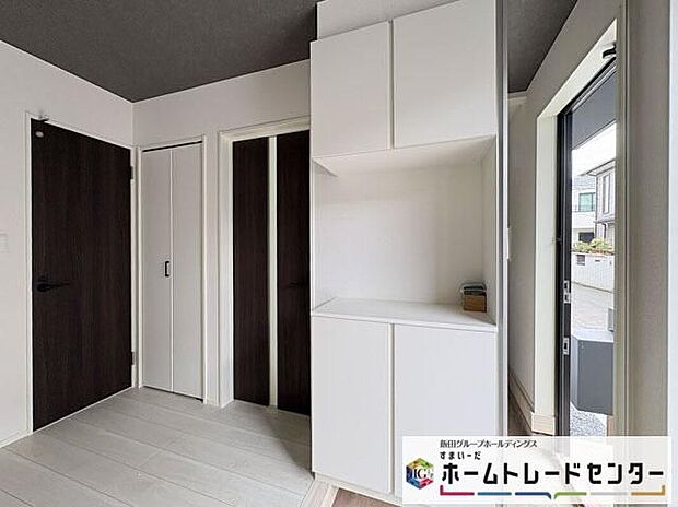 【玄関】◆お家で出会う人々を迎える玄関だからこそ、広々清潔感あふれる空間にしたいものです。採光・通風にも配慮された設計で毎日明るい空間をキープします♪