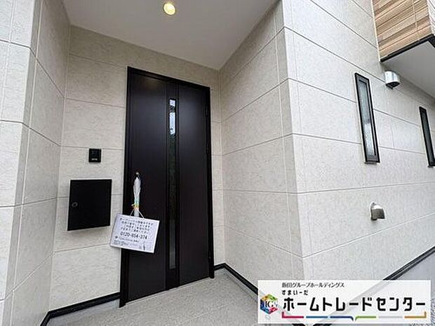 【玄関】◆TVモニター付きインターホンはカラーモニターで来訪者もひとめで分かります♪留守の間の来訪者が確認できる嬉しい録画機能付き!お子様が一人で留守番の間も安心です。