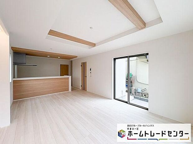 【リビング】◆南向きの大きな窓から明るい陽射しがたっぷり入ります。一日を通して陽射しをしっかり取り込んでくれる2面採光なので、夜まで照明いらずで過ごせます♪