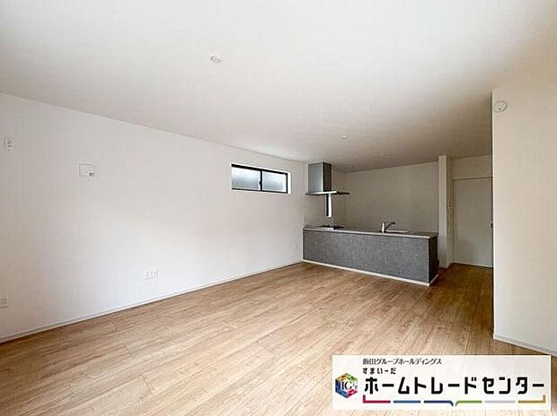 【リビング】◆南向きの大きな窓から明るい陽射しがたっぷり入ります。一日を通して陽射しをしっかり取り込んでくれる2面採光なので、夜まで照明いらずで過ごせます♪