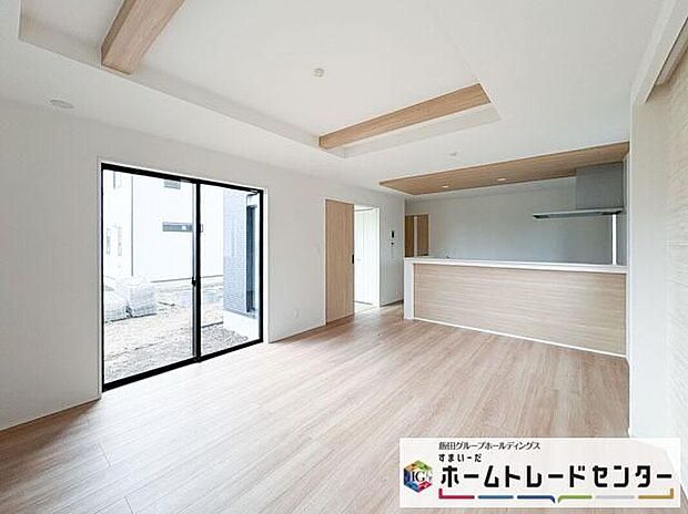 【リビング】◆南向きの大きな窓から明るい陽射しがたっぷり入ります。一日を通して陽射しをしっかり取り込んでくれる2面採光なので、夜まで照明いらずで過ごせます♪