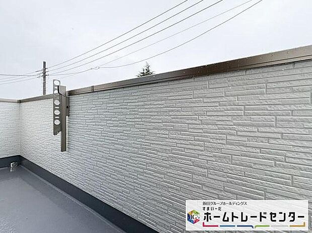 【バルコニー】◆南向きのバルコニーの前には雲以外に太陽を遮るものがありません。お洗濯物も乾きやすく、何より明るく気持ちのいい光が入ってきます。