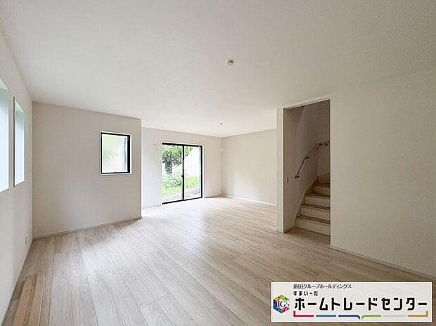 【リビング】◆リビングを温かく居心地の良い空間にしてくれる木目調の柔らかな風合い。休日はご家族みんなの癒しや憩いの場となってくれます♪