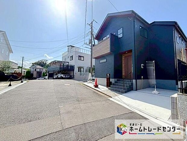 閑静な住宅街に立地します☆
前面道路は開放感溢れる６．７ｍ幅、お車の入出庫もスムーズです♪