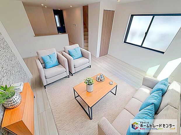 ☆　リビング　☆
現況の物件写真に、CG による画像処理を行っています。家具、家電、照明器具、小物、カーテン、その他のイメージはCG です。