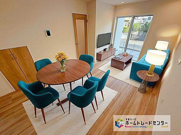 ☆　リビング　☆
現況の物件写真に、CG による画像処理を行っています。家具、家電、照明器具、小物、カーテン、その他のイメージはCG です。