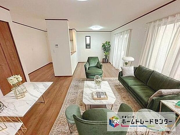 ☆　リビング　☆
現況の物件写真に、CG による画像処理を行っています。家具、家電、照明器具、小物、カーテン、その他のイメージはCG です。