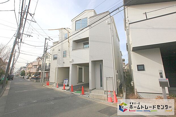 東急電鉄「綱島」駅まで1700m 、バス７分「南綱島住宅」停歩２分です。東急東横線「綱島」駅周辺は商業地区となっていて、賑わいを見せています。「綱島ラジウム温泉」もあります♪