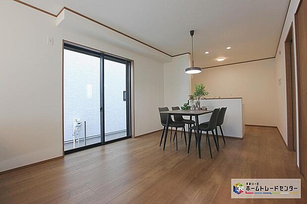 ☆　リビング　☆
LDKには自分好みのインテリアでレイアウト。季節ごとに模様替えなども、楽しみの一つとなりそうです♪