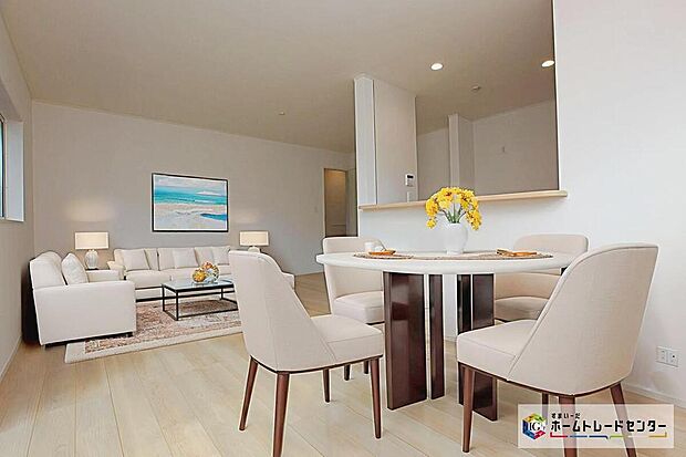 ☆　リビング　☆
現況の物件写真に、CG による画像処理を行っています。家具、家電、照明器具、小物、カーテン、その他のイメージはCG です。