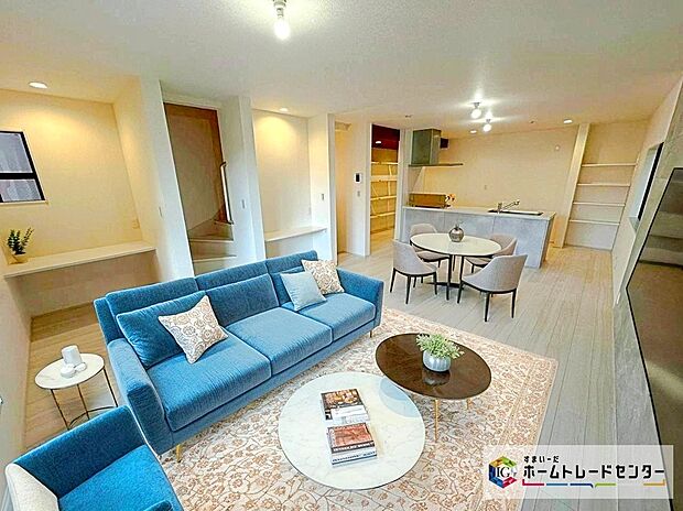 ☆　リビング　☆
現況の物件写真に、CG による画像処理を行っています。家具、家電、照明器具、小物、カーテン、その他のイメージはCG です。