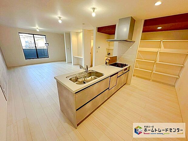 横浜市営地下鉄「日吉本町」駅まで240m 、徒歩3分です。日吉本町駅周辺は、閑静な住宅街。駅の近くには日吉本町鯛ヶ崎公園などの施設や、スーパーも立ち並んでいて大変便利です♪