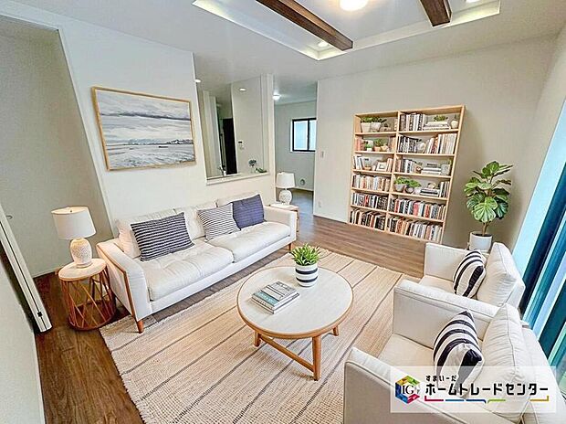 ☆　リビング　☆
現況の物件写真に、CG による画像処理を行っています。家具、家電、照明器具、小物、カーテン、その他のイメージはCG です。