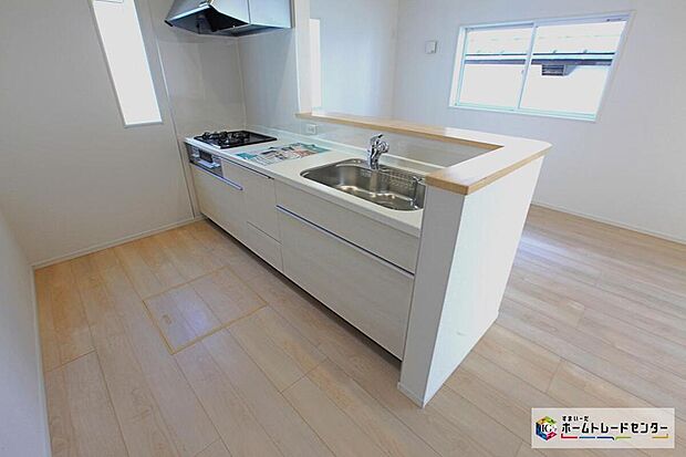 ☆　キッチン　☆
収納力豊富な爽やかなシステムキッチンを用意しております。床下収納もございますので、キッチンスペースをいつでもすっきりとお使い頂けそうです。