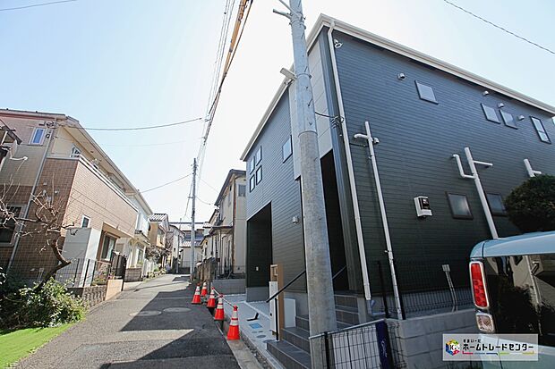 東急電鉄「宮前平」駅まで1500m 、バス11分「白幡八幡前」停歩9分です。川崎駅まで電車で片道36分という好立地にあります。また、駅の近くに教育施設や公共施設が集中しており 、生活利便の高い街です!