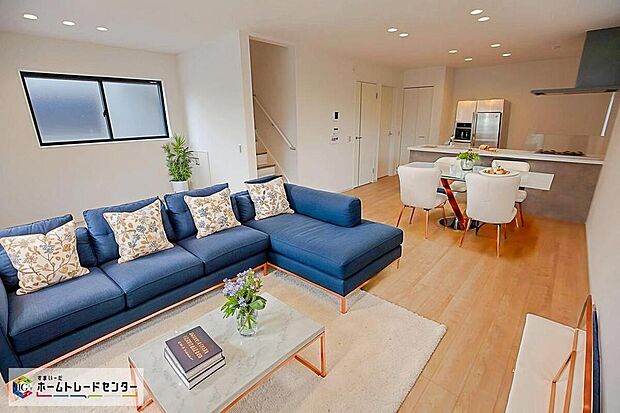 ナチュラル色のフローリングは木の持つ自然な風合いでやさしい雰囲気をもちながら部屋全体を明るく見せてくれます。