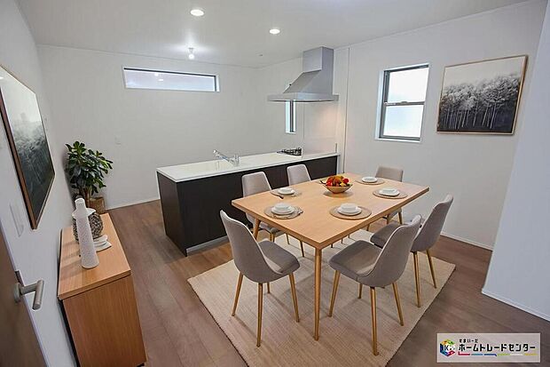 ☆　リビング　☆
現況の物件写真に、CG による画像処理を行っています。家具、家電、照明器具、小物、カーテン、その他のイメージはCG です。