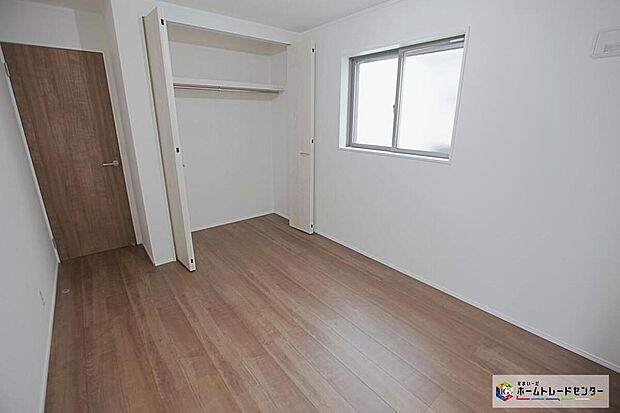 ☆　洋室　☆
お陽さまの光をさわやかな風をたっぷりとりこめます。室内はいつも明るい印象なので気持ちの良い朝を迎えられます。毎日の生活も明るくなりそうです。