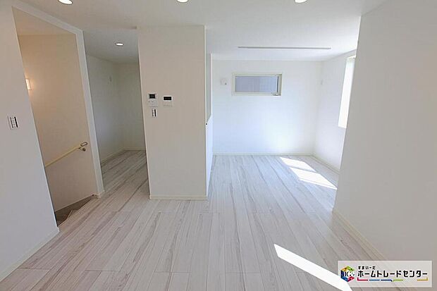 ☆　リビング　☆
リビングは１３．９８帖！明るく居心地良く、ご家族皆がゆったり寛げる憩いの空間となりそうです♪