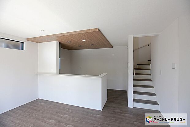 ☆　キッチン　☆
お洒落だけでなく機能が豊富で調理や片付けが楽々です☆対面式キッチンですので、お食事の準備をしながらご家族との会話を楽しめます。