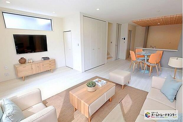 ☆　リビング　☆
現況の物件写真に、CG による画像処理を行っています。家具、家電、照明器具、小物、カーテン、その他のイメージはCG です。