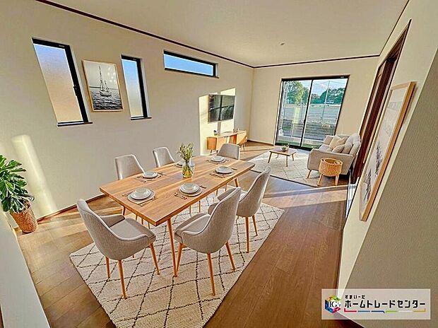 ☆ リビング ☆
現況の物件写真に、CG による画像処理を行っています。家具、家電、照明器具、小物、カーテン、その他のイメージはCG です。