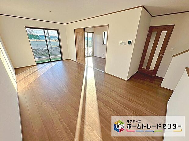 ☆ 床暖房付きリビング ☆
広々としたLDKに、自分好みのインテリアでレイアウト。季節ごとに模様替えなども、楽しみの一つとなりそうです。