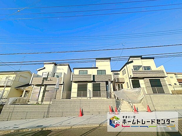 東急電鉄「江田」駅まで850m 、徒歩11分です。江田駅東口には、東名高速道路、国道246号線が通り、西口には商業施設が多く立ち並びます。また公園が多数で住み心地が良い穏やかな住環境が魅力です。