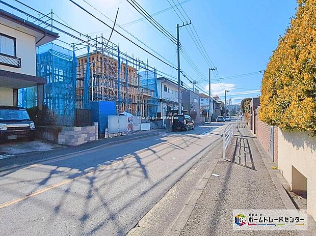 閑静な住宅街に立地します☆
前面道路は開放感溢れる8.5m幅、陽当り・通風良好♪もちろん歩道がございますので、お家の出入りも安心ですね!