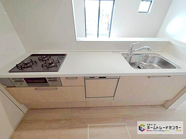 ☆ 食洗機付 システムキッチン ☆
対面式キッチンからは、リビングにいるご家族の様子が一目で分かります。小さいお子様がいても安心です。