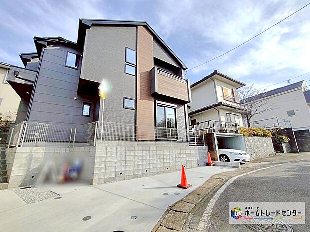 小田急電鉄「百合ヶ丘」駅まで1200m 、徒歩15分です。「百合ヶ丘」駅周辺は緑豊かで穏やか。病院やスーパー、商店街など暮らしを充実させる施設が揃う、暮らしやすい住環境!隣駅は「新百合ヶ丘」です♪