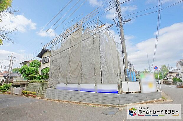 小田急「栗平」駅徒歩8分、緑豊かで上品な街並み。新宿へ最速35分、下北沢・表参道へ約30分と都心アクセス良好。急行で新百合ヶ丘へ1駅。買い物やグルメも楽しめます。新百合ヶ丘も生活圏で毎日が便利です。
