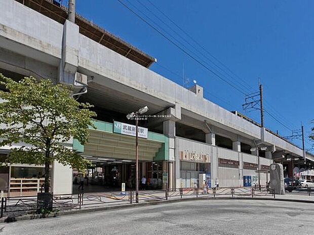 JR「武蔵新城」駅まで960m 、徒歩１２分です。武蔵新城駅は商店街があり、スーパーなどが多いため物価が安く、利用客の多い活気のある駅です。とても住みやすく魅力的な街です。