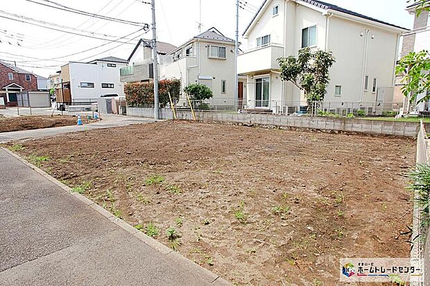 閑静な住宅街に立地します☆
敷地47坪、カースペース並列2台分ございます♪