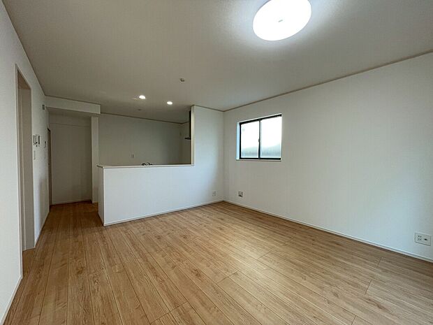 【リビング】広々とした開放感あふれるリビングです。ゆったり寛げる充分な広さがございますので、ご家族でインテリアのレイアウトを考えるのも楽しみになりそうです。