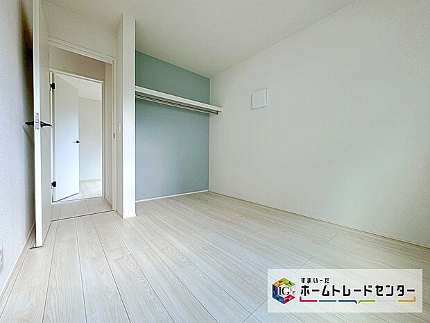 【リビング以外の居室】明るめのフローリングですので、壁紙ともマッチし、お部屋を更に広く見せてくれる効果も。アクセントクロスがお洒落☆