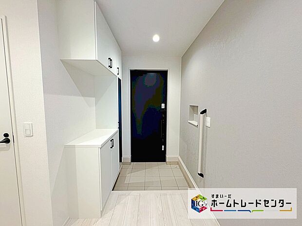 【玄関】コの字型の玄関収納を採用。多くの靴を収納できる上、飾り棚を利用して、お越しいただくお客様をおもてなしできます。