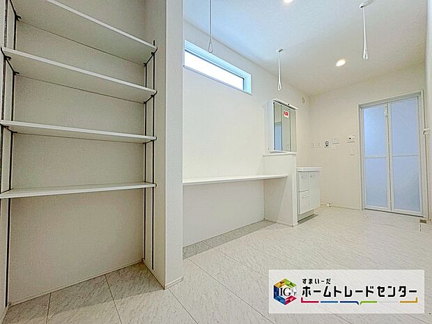 【洗面所】サニタリースペースにはカウンターと収納がございます☆