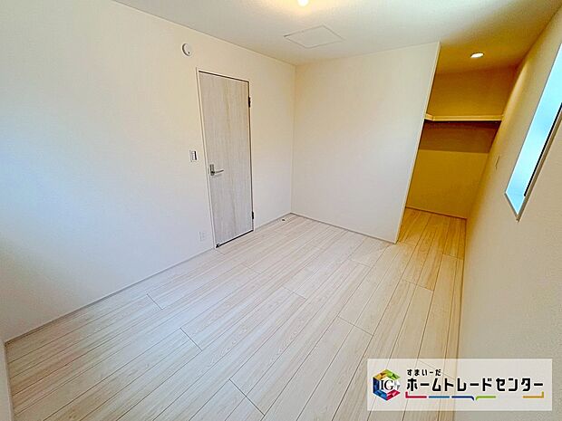 【洋室】全居室に収納を完備しておりますので、居室の全空間を有効活用出来ます。自分好みのお部屋で、ゆったりお寛ぎ頂けます。