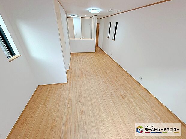 【リビング】☆ リビング ☆
2階リビングにすることで、陽当たりを良くし、人目も気にならずプライバシーを確保することが出来ます。