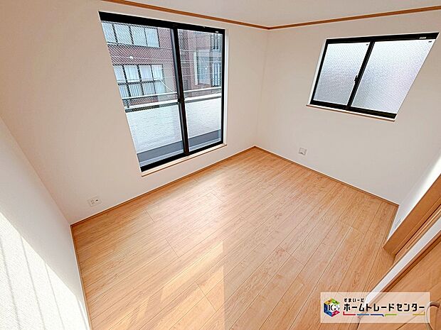 【洋室】☆ 洋室 ☆
2面採光を確保した明るい室内は、風通しも良く、大変居心地の良い空間となっております。爽やかな風を感じて起きる朝は、快適生活の始まりに!